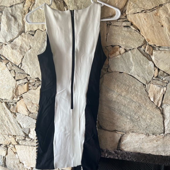 Gold, Black and white geometric pattern dress - Picture 2 of 5